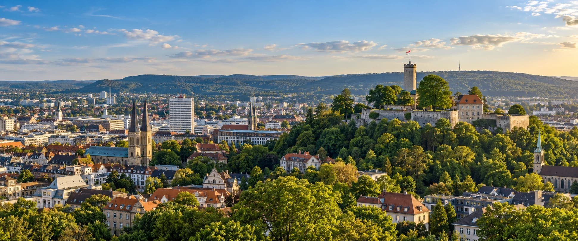 Panorama von Bielefeld mit Sparrenburg und Teutoburger Wald